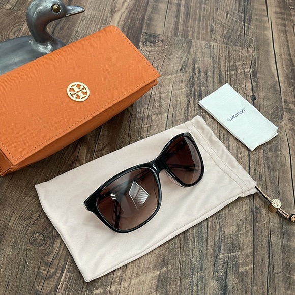 Tory Burch Accessories - Tory Burch Sunnies✨